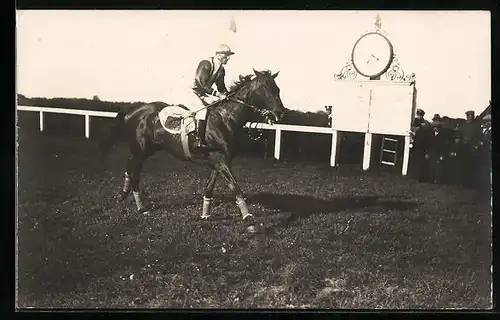 AK Jockey auf seinem Pferd vor Publikum