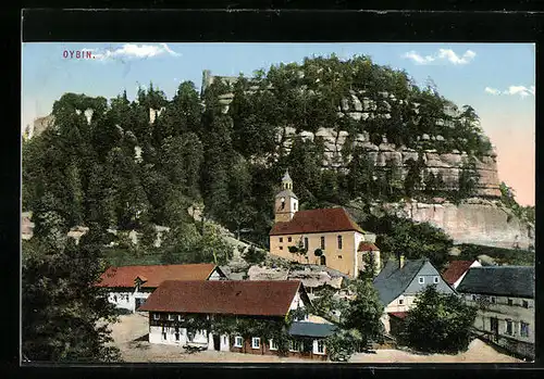 AK Oybin, Blick auf die Kapelle im Ort, die Felswand im Hintergrund