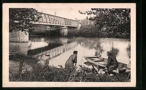 AK Luxe, Charente, Le Pont de fer AU fond, le Clocher de Luxe