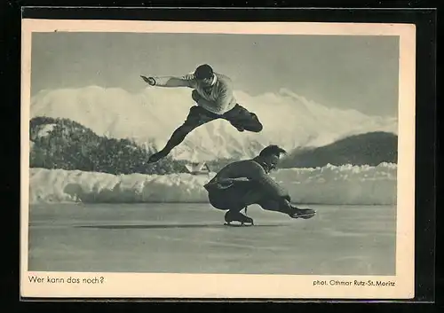 AK Zwei Schlittschuhläufer bei einer akrobatischen Übung auf dem Eis