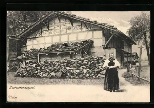 AK Lauterbrunnen, Frau in Tracht vor Haus im Lauterbrunnenthal