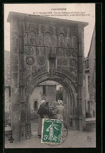 AK St-Sauves, Porte antique et historique de l'ancien Chateau de Chateauneuf