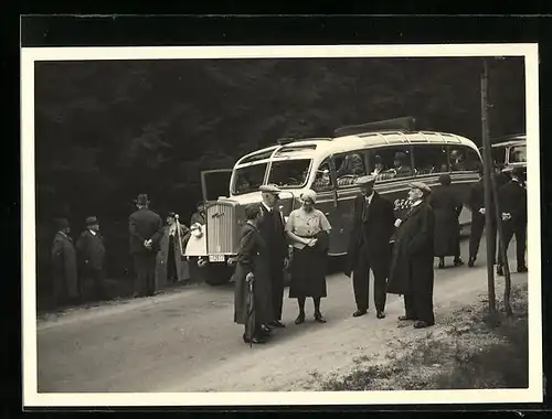 Foto-AK Gottleuba, GV-Fahrt mit Bus Opel Blitz 1939, Rast