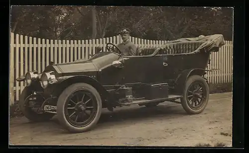 Foto-AK Stolzer Fahrer im Auto, Cabriolet