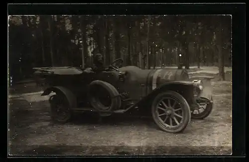 Foto-AK Fahrer am Steuer seines Automobils