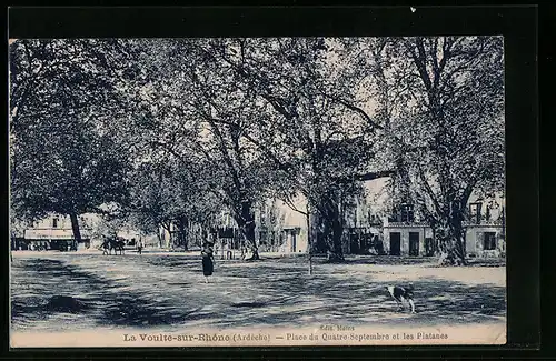 AK La Voulte-sur-Rhone, Place du Quatre-Septembre et les Platanes