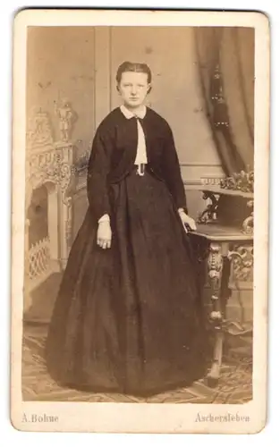 Fotografie A. Bohne, Aschersleben, junge Frau im Kleid, Studiokulisse