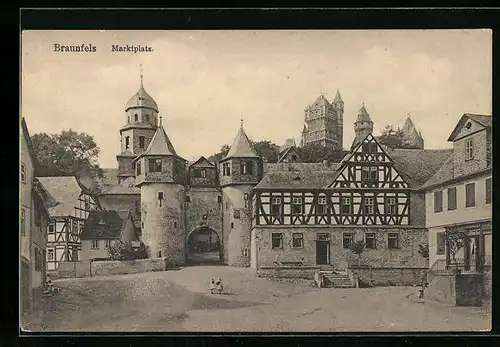 AK Braunfels, Marktplatz mit Burgtor und Schloss