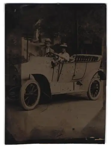 Fotografie Ferrotypie junges Paar in einem Auto mit Handhupe, Studiokulisse