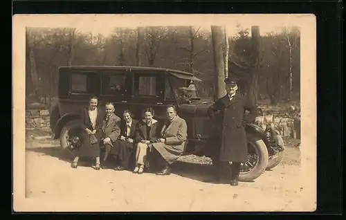 Foto-AK Kleine Gesellschaft mit Chauffeur am Auto