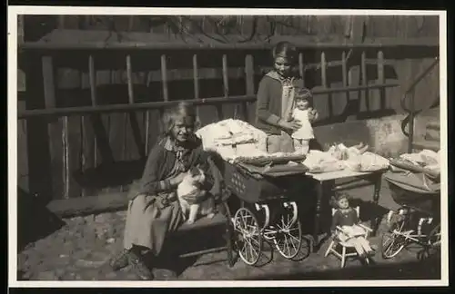 Fotografie Mädchen spielen mit ihren Puppen und Puppenwagen