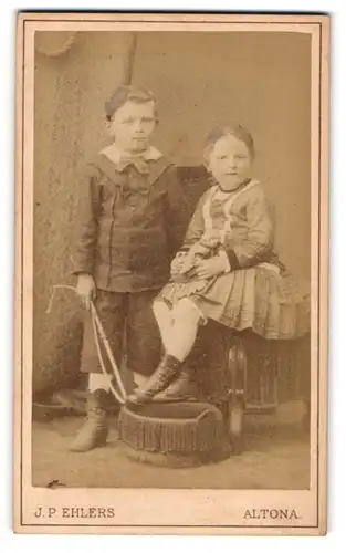 Fotografie J. P. Ehlers, Hamburg-Altona, Königstr. 220, Kinderpaar in zeitgenössischer Kleidung