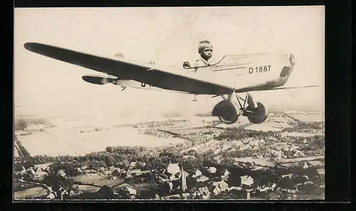 Foto-AK Knabe in Flugzeug über einer Ortschaft, Studiokulisse