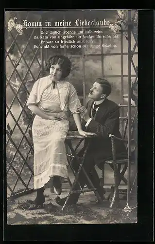 Foto-AK Photochemie Berlin Nr. 5249: Komm in meine Liebeslaube, Frau sitzt auf Tisch, Mann streichelt ihren Arm