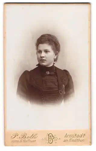 Fotografie P. Both, Arnstadt, Am Riedthor, Bürgerliche junge Dame mit gebundenem Haar im hochgeschlossenen Kleid