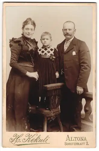 Fotografie H. Kekuli, Altona, Schulterblatt 3, Dreiköpfige Familie im feinen Zwirn