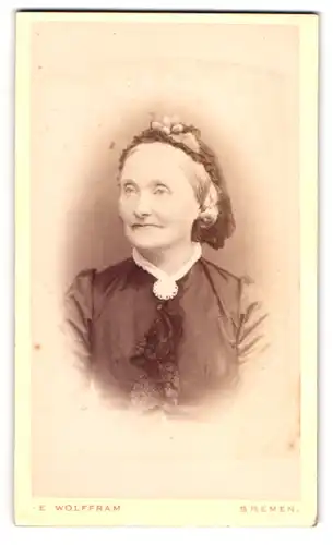 Fotografie E. Wolffram, Bremen, Fedelhören 14, Dame mit Haube und freundlichen Lächeln