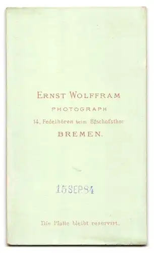 Fotografie E. Wolffram, Bremen, Fedelhören 14, Dame mit Haube und freundlichen Lächeln