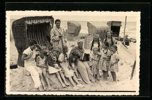 Foto-AK Familie am Strand in Bademode