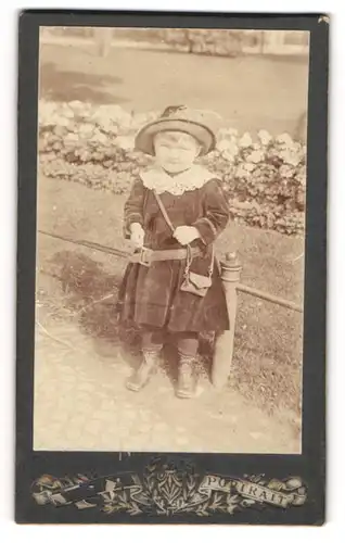 Fotografie unbekannter Fotograf und Ort, Niedliches Kleinkind im Kleidchen mit Hut