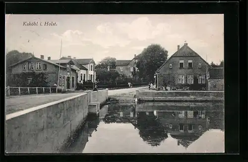 AK Kaköhl /Holst., Ortspartie mit Brücke und Uferbefestigung