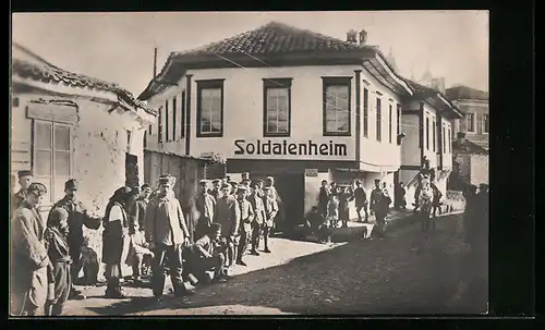 Foto-AK Prilep, Soldaten in Uniform vorm Soldatenheim
