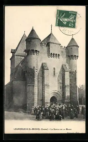 AK Lourdoueix-St-Michel, La Sortie de la Messe