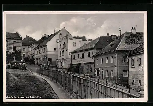 AK Schönberg /Bayer. Ostmark, Strassenpartie mit Geschäft von Hugo Schabel und Auto