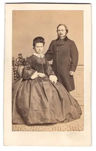 Fotografie August Brasch, Leipzig, Lindenstr. 7, Paar im Biedermeierkleid mit Haube und im Anzug mit Backenbart