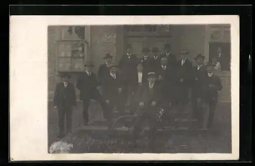 Foto-AK Schlitz, Gasthaus zum Felsenkeller, Treffen der Herren im Jahre 1913