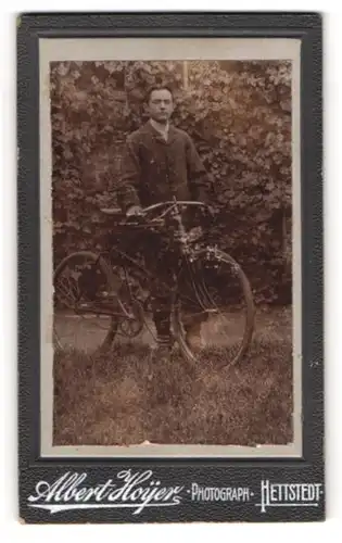 Fotografie Albert Hoyer, Hettstedt, Portrait junger Mann mit seinem Fahrrad, Kennzeichen 9906