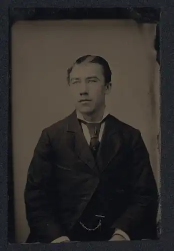 Fotografie Ferrotypie junger Mann im Anzug mit Krawatte