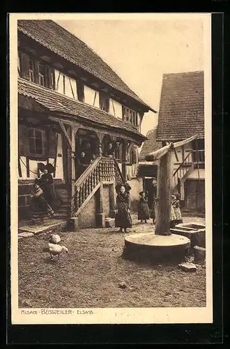 AK Büsweiler /Elsass, Frauen und Mädchen in Tracht, Brunnen im Hof