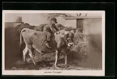 AK Schauspieler Jackie Coogan als Bube auf einer Kuh reitend