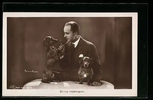 AK Schauspieler Ernst Hofmann mit zwei Dackeln