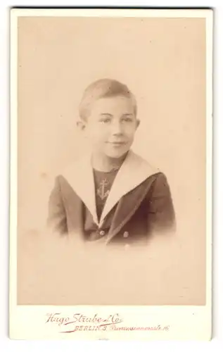 Fotografie Hugo Strube & Co., Berlin, Prinzessinnenstr. 16, Portrait blonder frecher Bube im Matrosenhemd