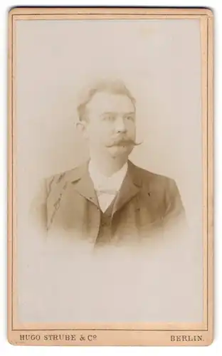 Fotografie Hugo Strube & Co., Berlin, Prinzessinnenstr. 16, Portrait stattlicher Herr mit Schnurrbart