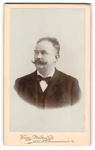 Fotografie Hugo Strube & Co., Berlin, Prinzessinnenstr. 16, Portrait stattlicher Herr mit Schnurrbart