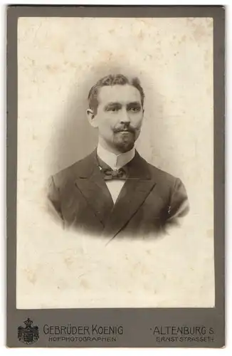 Fotografie Gebürder Koenig, Altenburg /S.-A., Ernststr. 14, Elegant gekleideter Herr mit Bart