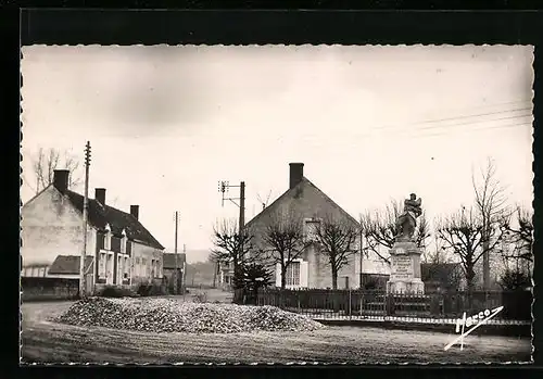 AK Saint-Germain-de-la-Coudre, Route du Theil et Monument aux Morts