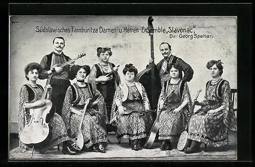 AK Südslawisches Tamburitza Damen- und Herren-Ensemble Slavonac, mit Instrumenten und Kostümen