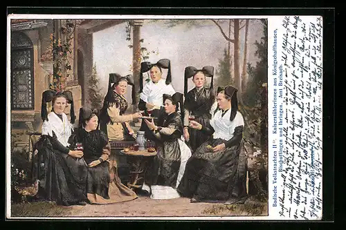 AK Junge Frauen sitzen mit Wein zusammen in Schwarzwälder Tracht