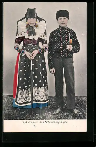 AK Junges Paar posiert mit Schirm und Pfeife in Schaumburg-Lippischer Landestracht