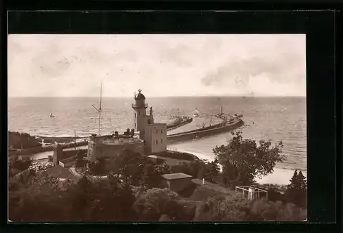 AK Kolberg, Ostseebad, Blick v. Kauffmanns Strandhotel a. Lotsenhaus, Hafen und Leuchtturm