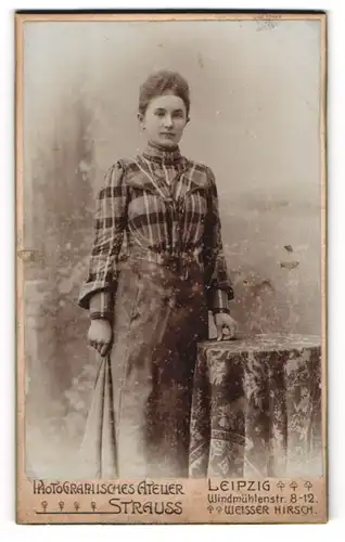 Fotografie Atelier Strauss, Leipzig-Weisser Hirsch, Windmühlenstr. 8-12, Junge Dame in modischer Kleidung