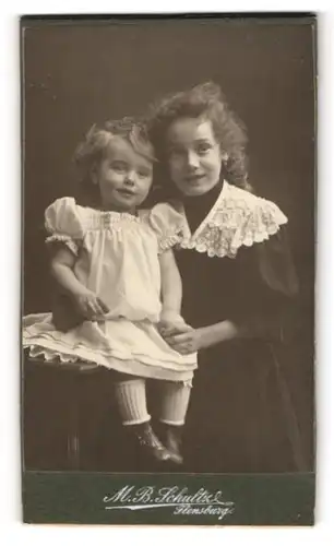 Fotografie M. B. Schultz, Flensburg, Zwei Mädchen in hübschen Kleidern
