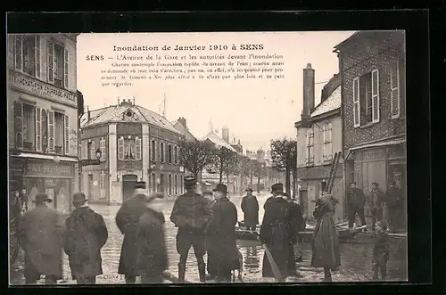 AK Sens, inondations 1910, L`avenue de la gare et les autorites devant l`inondation