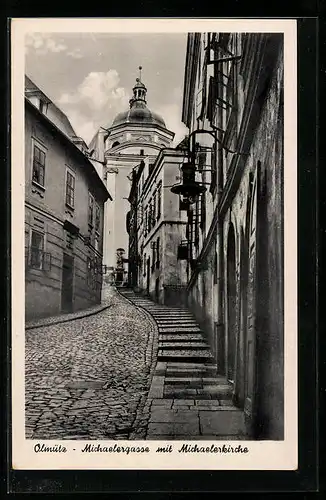 AK Olmütz, Michaelergasse mit Michaelerkirche