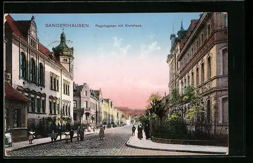 AK Sangerhausen, Regelsgasse mit Kreishaus und Passanten