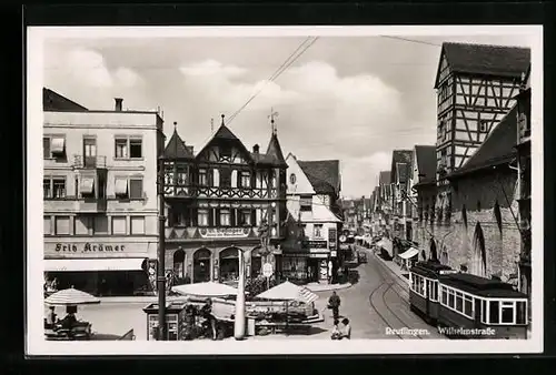 AK Reutlingen, Wilhelmstrasse mit Geschäften und Strassenbahn